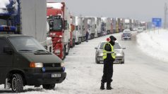 Kolona kamionů u Návsí na silnici z Českého Těšína do Mostů u Jablunkova