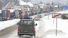 Kolona kamionů stála u Návsí na silnici z Českého Těšína do Mostů u Jablunkova