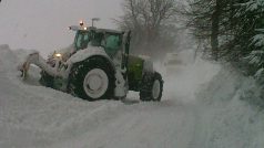 Traktor vyhrnuje sníh – Studnice na Žďársku