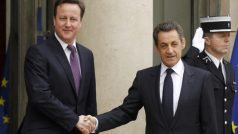 Britský premiér David Cameron a francouzský prezident Nicolas Sarkozy na francouzsko-britském summitu v Paříži