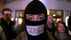Demonstrace proti dohodě ACTA omezující padělatelství v polské Poznani