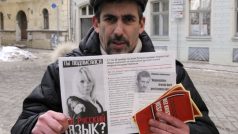 Lídr lotyšské ruské komunity drží leták v mateřském jazyce