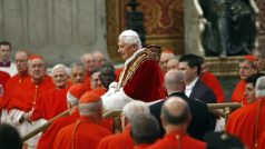 Papež Benedikt XVI. a noví kardinálové v basilice svatého Petra ve Vatikánu