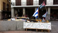 Kubánští azylanti protestují před španělským ministerstvem zahraničních věcí za lepší podmínky v zemi