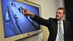 Vrchní státní zástupce Vlastimil Rampula ukazuje novinářům videozáznam z kamerového systému