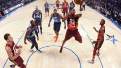 Kobe Bryant (s míčem) patřil k největším tahákům basketbalového Utkání hvězd NBA