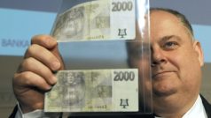 Člen bankovní rady ČNB Pavel Řežábek předvádí ukázky padělaných a pozměněných bankovek