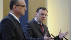 Premiér Petr Nečas a ministr financí Miroslav Kalousek na tiskové konferenci po poradě ekonomických ministrů vlády