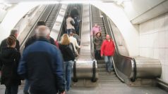 eskalátor, pojízdné schody, metro Praha