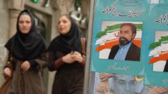Mladé Íránky míjejí volební plakáty