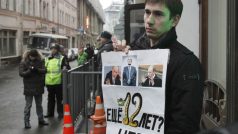 Demonstrant s transparentem během protestů proti Putinovi v Moskvě