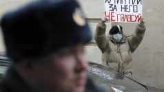 Nehlasujte pro Putina hlásá cedule jednoho z protiputinovských demonstrantů