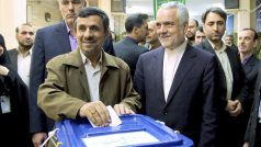 Íránský prezident Ahmádínežád vhazuje do volební urny svůj hlas v parlamentních volbách