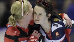 Německá rychlobruslařská legenda Claudia Pechsteinová gratuluje Martině Sáblíkové k vítězství ve Světovém poháru