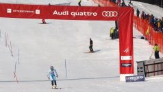 Šárka Záhrobská v cíli slalomu v Ofterschwangu
