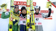 Lukáš Hlava (vpravo) skončil v Lahti třetí. Vedle něj stojí vítězný Japonec Ito a druhý Nor Bardal