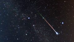 Fotografie meteoru přelétajícího oblohu