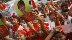 Příznivci Národní ligy pro demokracii se radují při sčítání hlasů; Barma; volby; Su Ťij