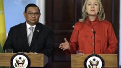 Americká ministryně zahraničí Hillary Clintonová a barmský ministr zahraničí Wunna Maung Lwin