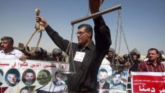 Stovky lidí se sešly před soudem, kde padne verdikt na bývalým egyptským prezidentem Mubárakem
