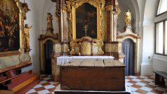 V kostele Panny Marie Sněžné v Praze, začal archeologický průzkum pod hrobem čtrnácti umučených františkánů. Bedna kde byly ostatky františkánů