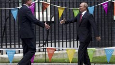 David Cameron a Vladimir Putin se vítají před olympijsky vyzdobeným sídlem britského premiéra v Downing Street č. 10