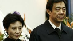 Bývalý vlivný čínský politik Po Si-laj (vpravo) s manželkou Ku Kchaj-laj