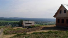 Výstavba roubenek v Horní Brusnici pokračuje