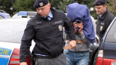 Policisté vedou k soudu muže, kterého zlínští kriminalisté obvinili v kauze pančovaného alkoholu