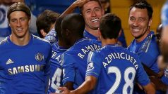 Fotbalisté Chelsea se radují z jednoho ze šesti gólů do sítě Wolverhamptonu v Ligovém poháru
