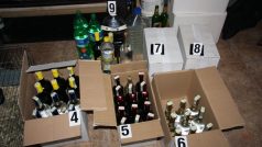Policie zveřejnila fotografie z nelegálního skladu černého alkoholu