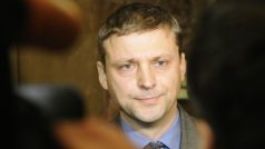 Roman Pekárek, který 7. listopadu v Praze na schůzi Sněmovny složil poslanecký slib, mluví s novináři