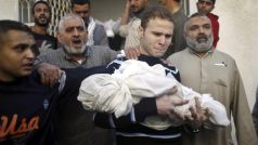 Džihád al-Masharawi, palestinský zaměstnanec BBC v Gaze, nese tělo svého jedenáctiměsíčního syna Omara, který zahynul při izraelském náletu