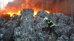 Hořící odpad v Arnoltice na Liberecku