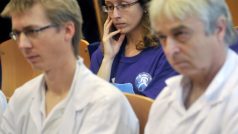 Lékaři pražské Nemocnice Na Bulovce se zapojili do symbolického protestu lékařů zemí visegrádské čtyřky