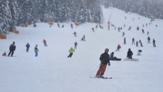 Déšť se sněhem ani mlha neodradily v Harrachově stovky lyžařů od prvních jízd v právě zahájené sezoně