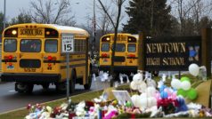 Školní docházka v Newtownu byla obnovena. Lidé stále nosí květiny ke vchodu do školy, kde k tragédii došlo