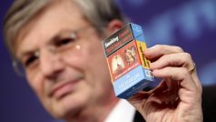 Eurokomisař pro zdraví Tonio Borg ukazuje, jak by mohly vypadat krabičky cigaret