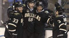 Česká 68 už září opět i v NHL v dresu Dallasu Stars, Jaromír Jágr se raduje se spoluhráči