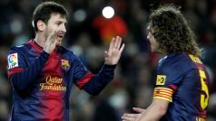 Fotbalista Barcelony Lionel Messi (vlevo) a jeho spoluhráč Carles Puyol slaví gól do sítě Osasuny ve španělské lize