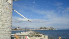 Otužilci na Korfu si užívají života i navzdory krizi