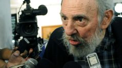 Fidel Castro rozmlouvá během voleb s novináři