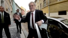 Nastupující prezident Miloš Zeman přichází do své kanceláře v Loretánské ulici v Praze