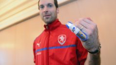 Petr Čech ukazuje na reprezentačním srazu dlahu na zlomeném malíčku