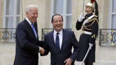 Francouzský prezident François Hollande (vpravo)  a americký viceprezident Joseph Biden
