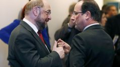 Předseda Evropského parlamentu Martin Schulz diskutuje na summitu s francouzským prezidentem Françoisem Hollandem