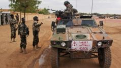 Hlídka francouzských vojáků v malijském městě Gao