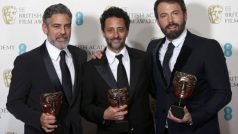 George Clooney, Grant Heslvov a Ben Affleck s cenou BAFTA za nejlepší film Argo