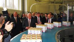 Prezident Klaus v doprovodu ředitele pivovaru Jiřího Bočka zahájil provoz nové stáčírny v Budějovickém Budvaru