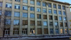 Poškozená budova univerzity v Čeljabinsku